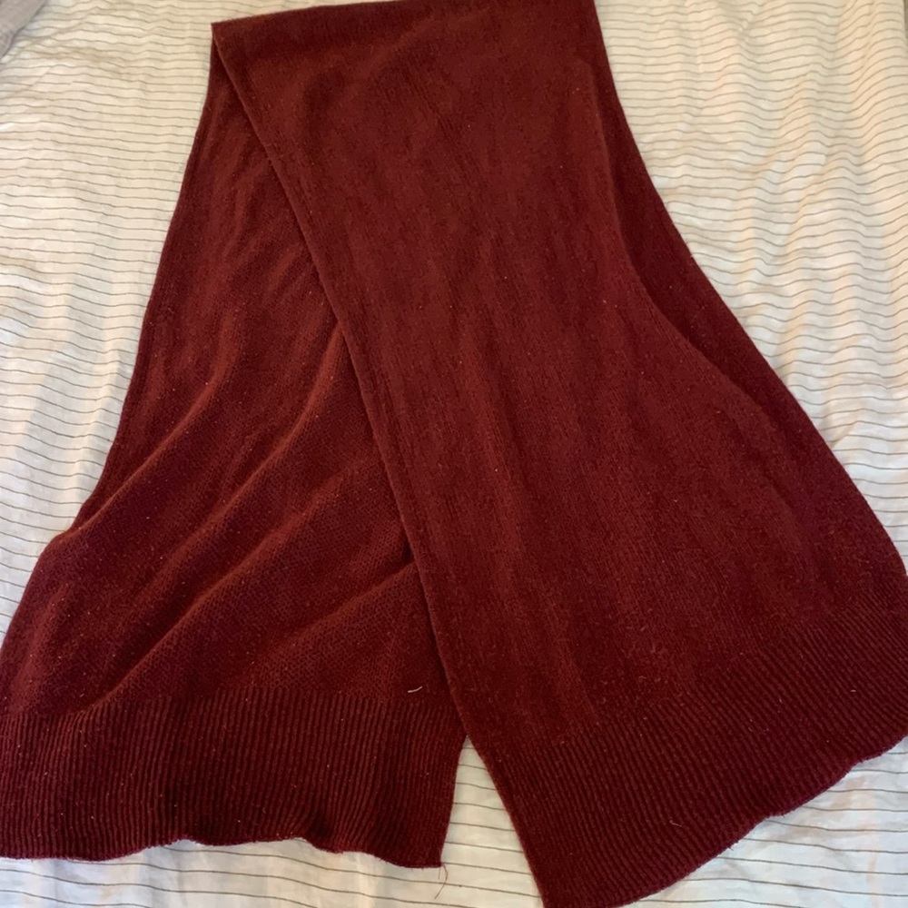 Long, wide maroon knit scarf